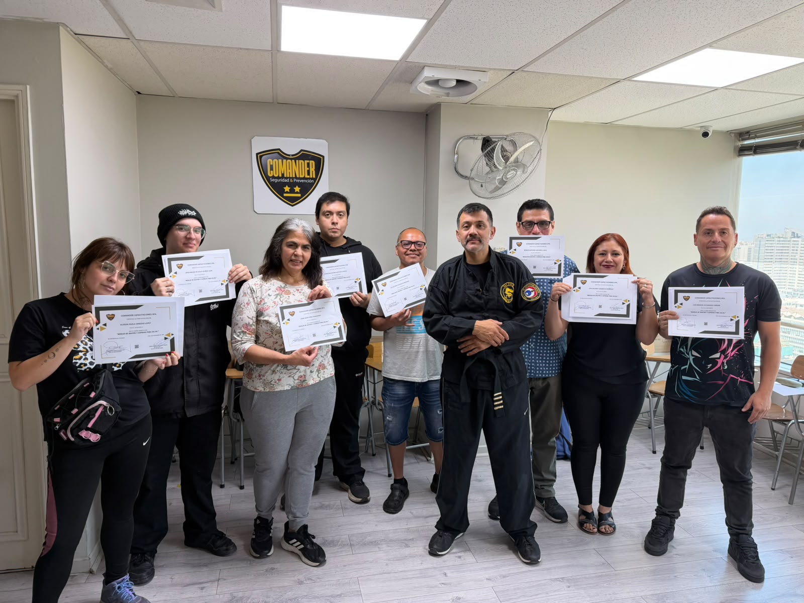 Grupo de alumnos de Comander con sus diplomas