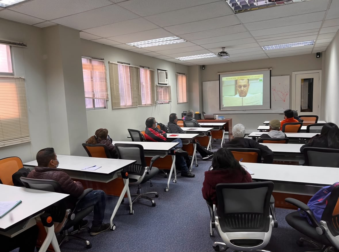 Sala de clases de Comander con participantes