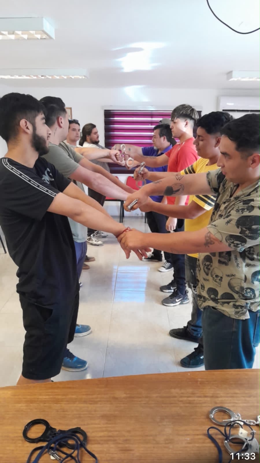 Participantes en una práctica de colocación de esposas